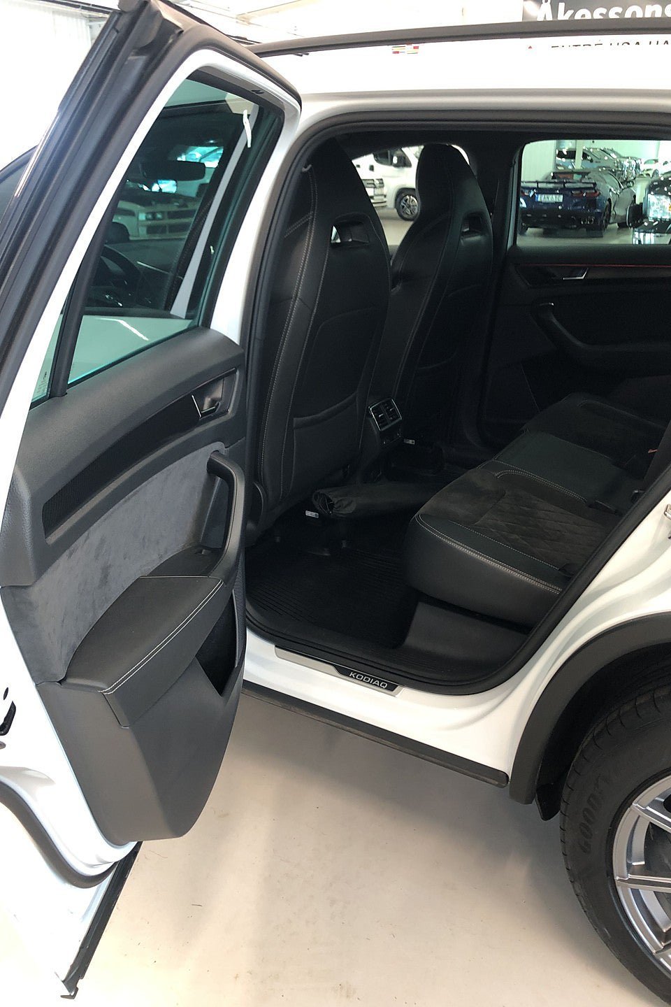 Vehicle Image 9