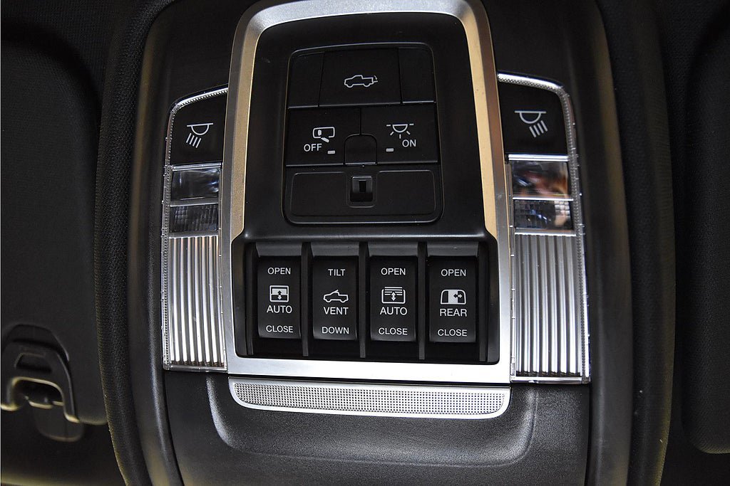 Vehicle Image 25
