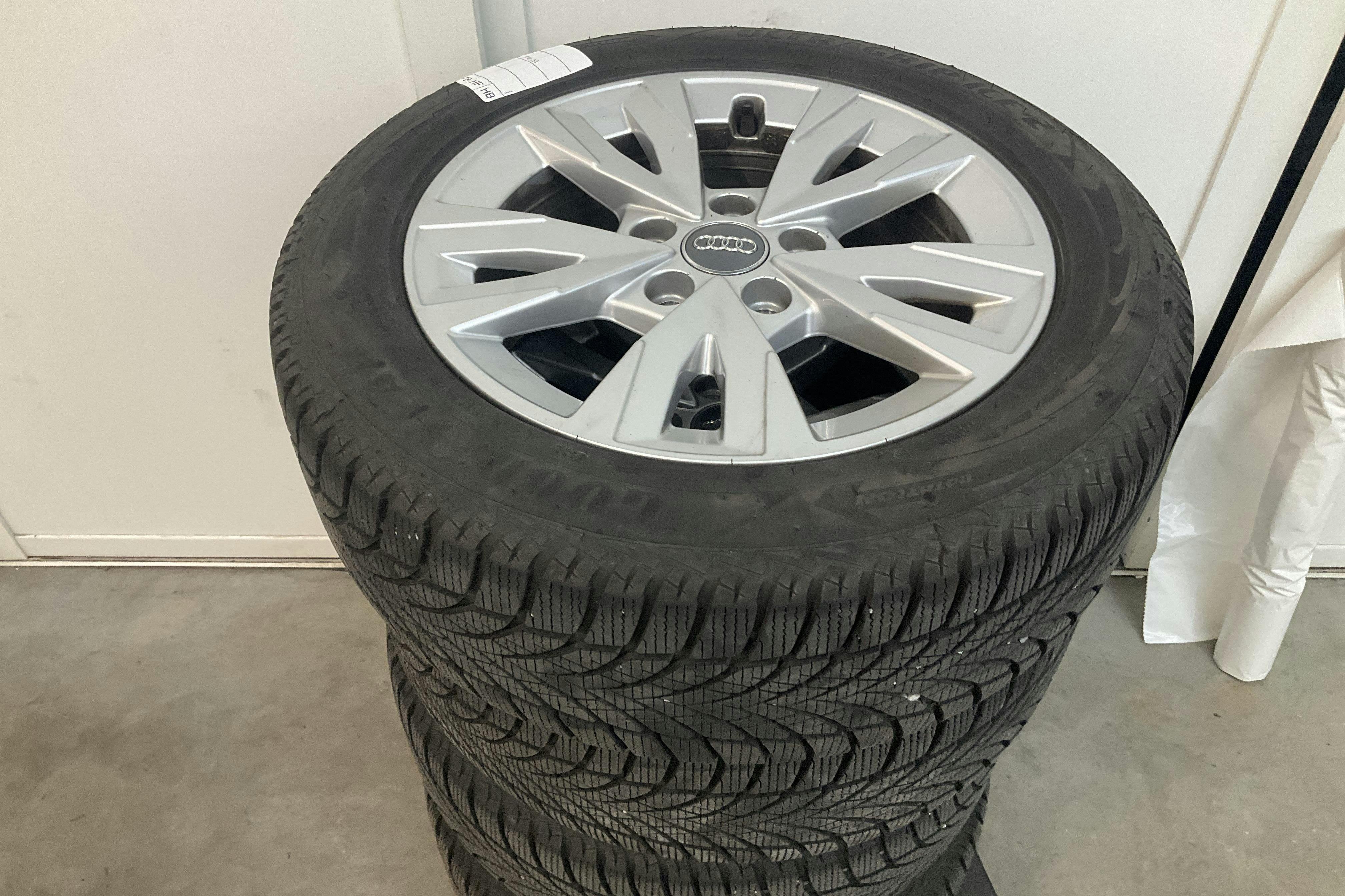 Vehicle Image 12