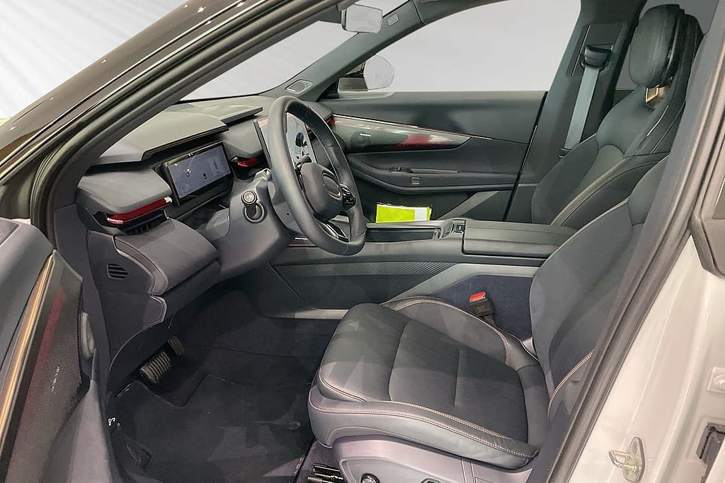 Vehicle Image 6