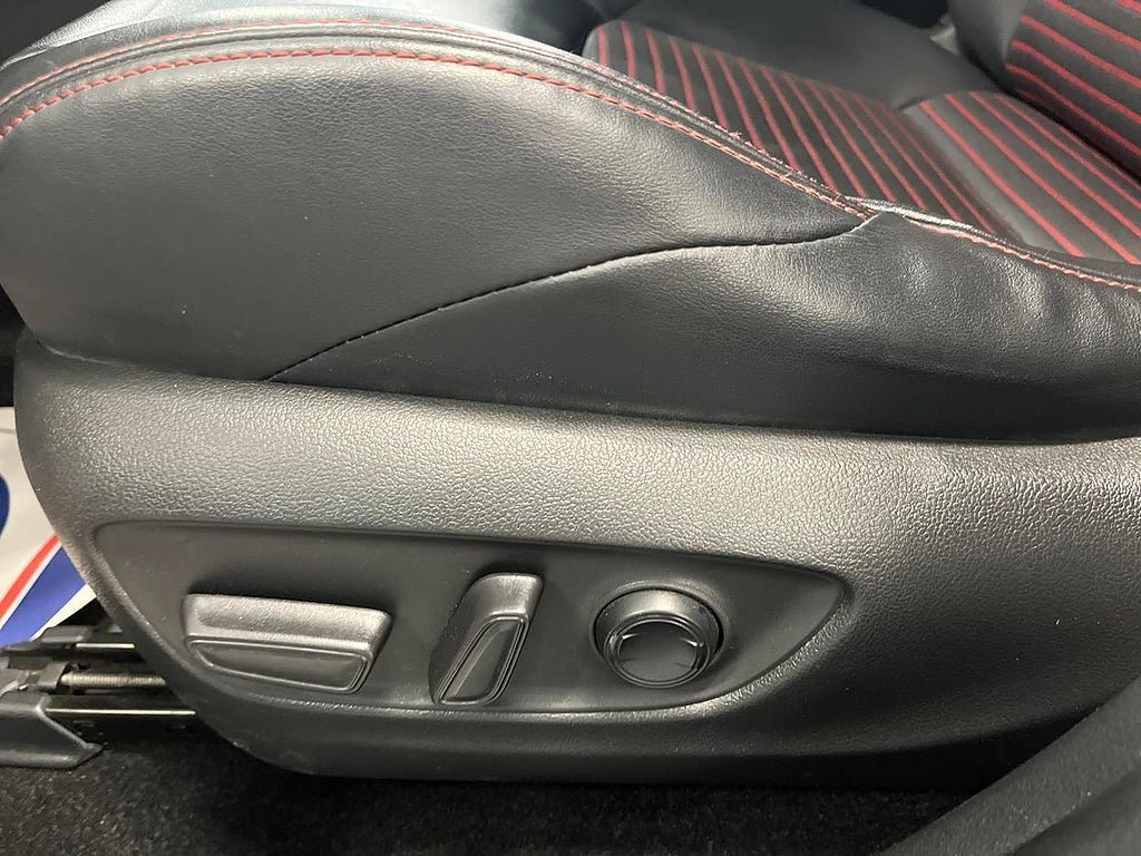 Vehicle Image 25