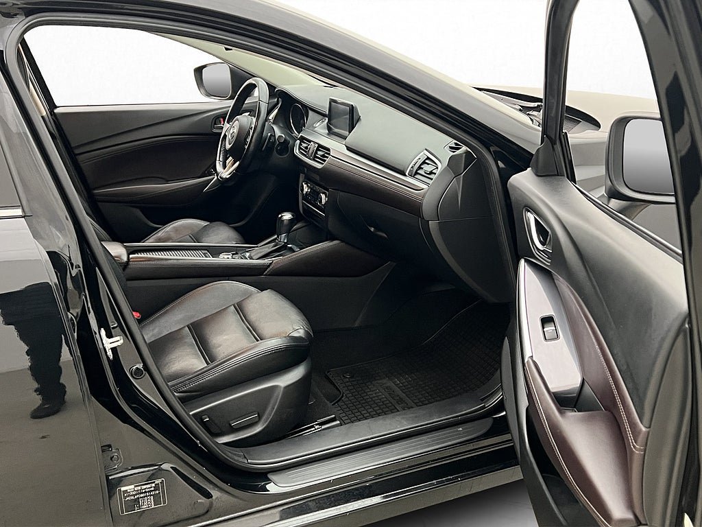 Vehicle Image 25