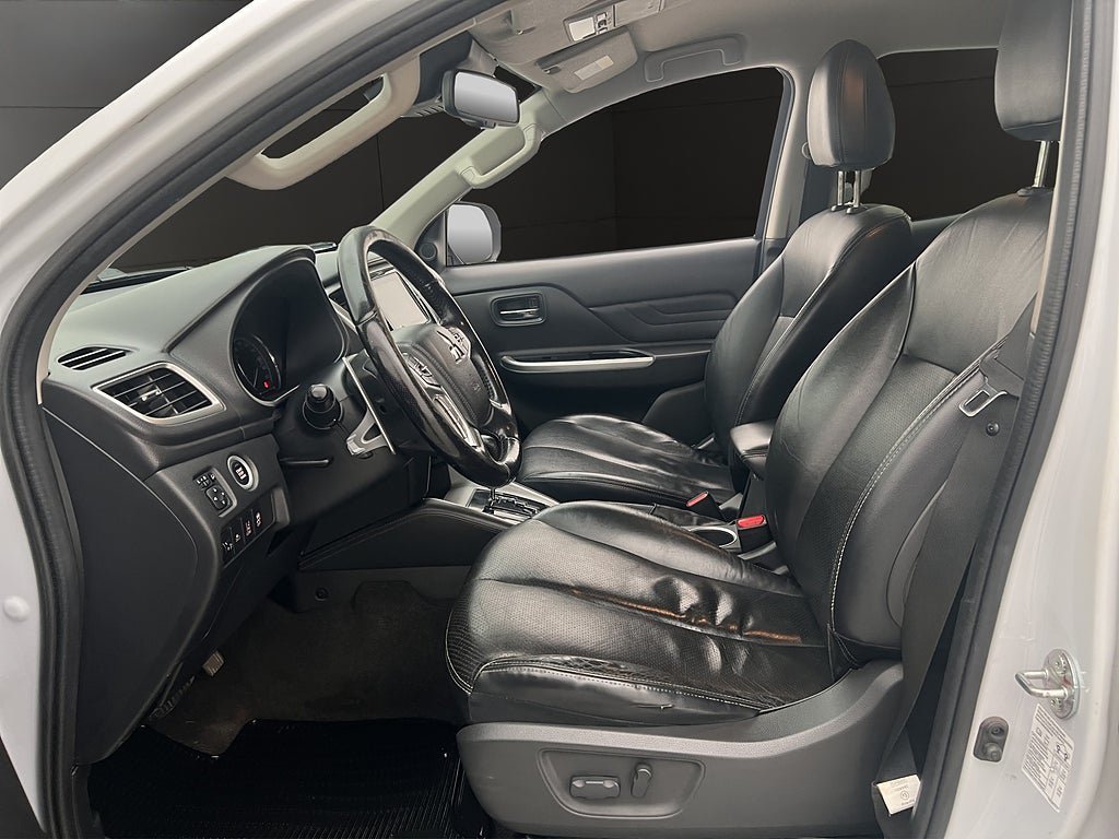 Vehicle Image 16