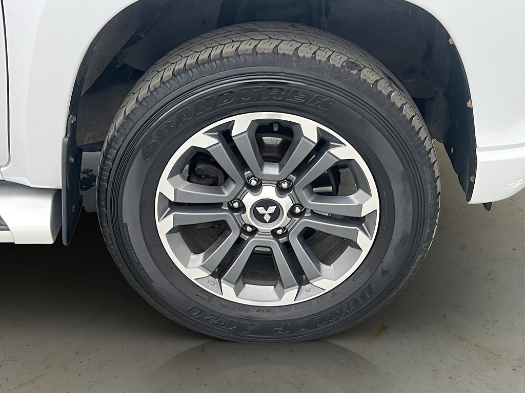 Vehicle Image 32