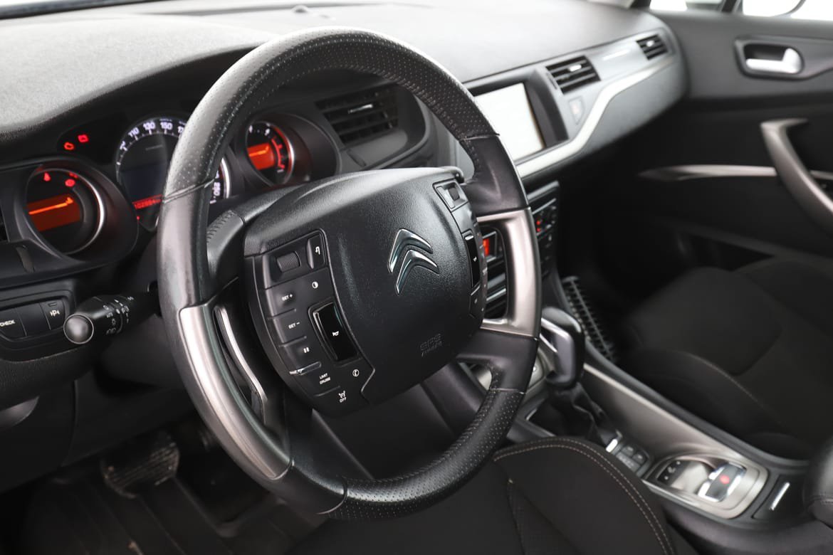 Vehicle Image 12