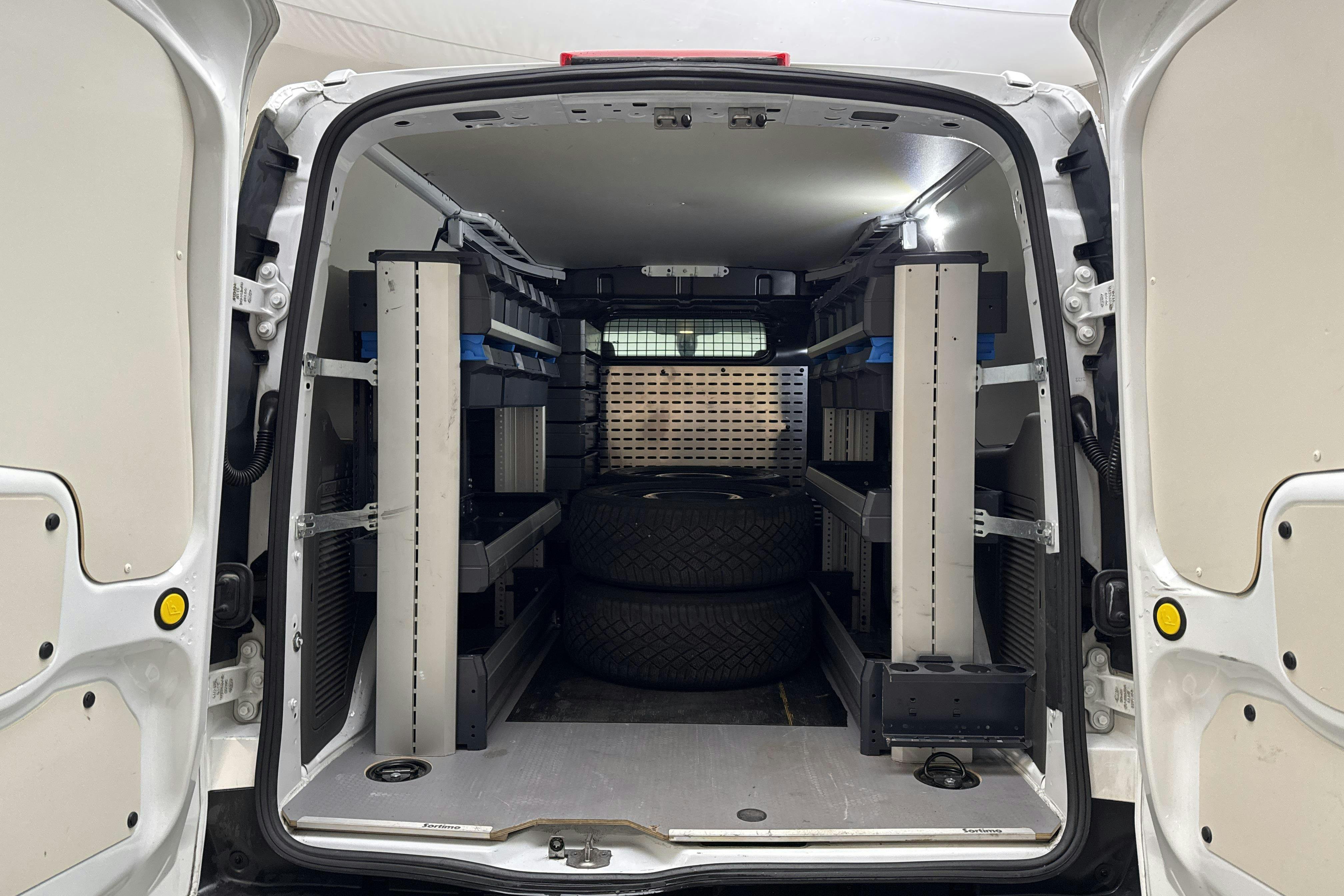 Vehicle Image 9