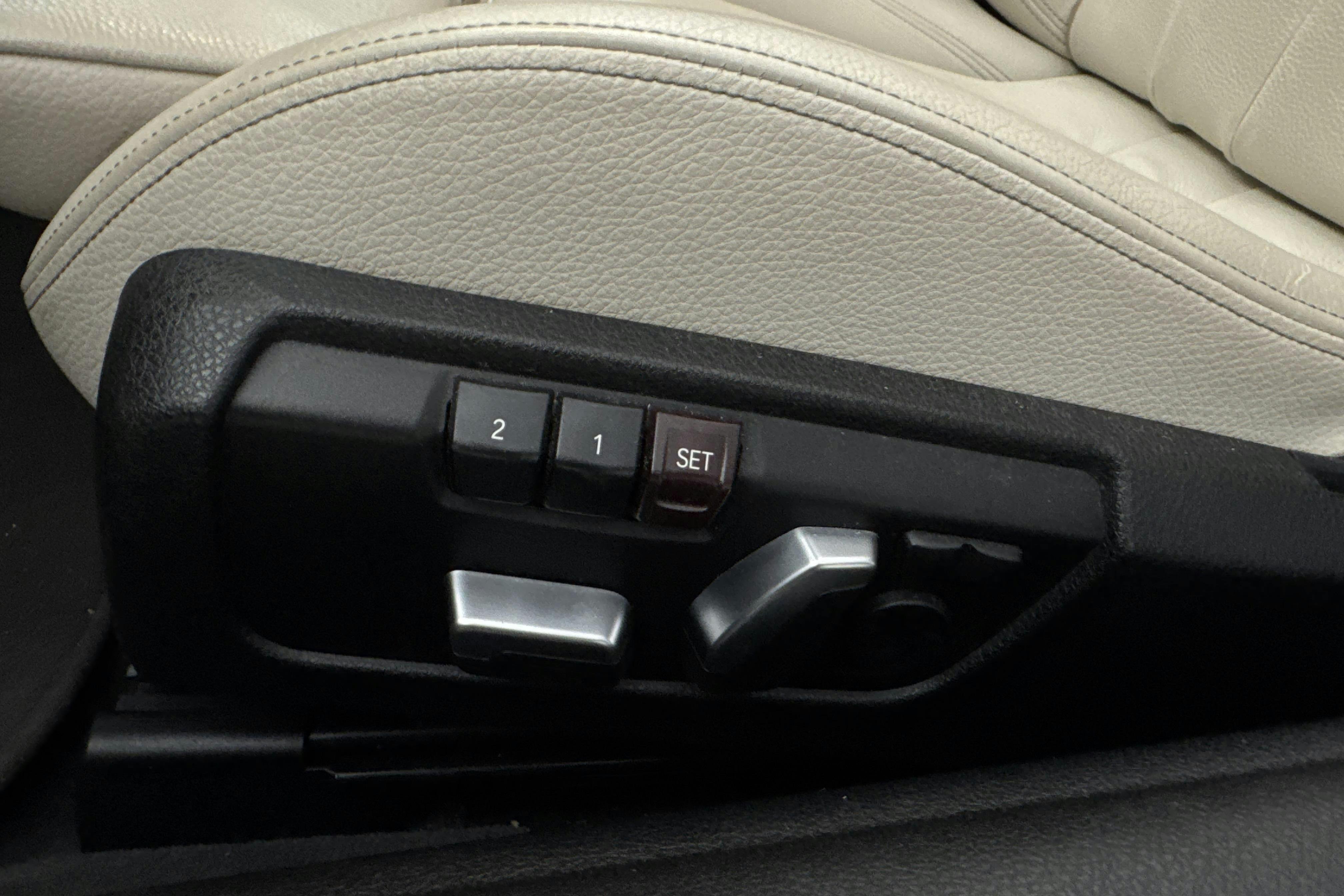Vehicle Image 24