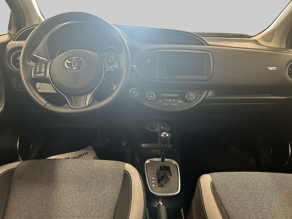 Vehicle Image 12