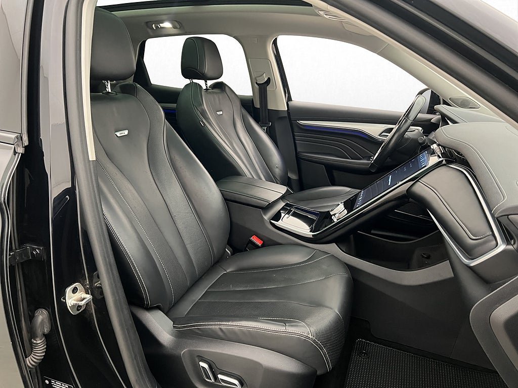 Vehicle Image 25