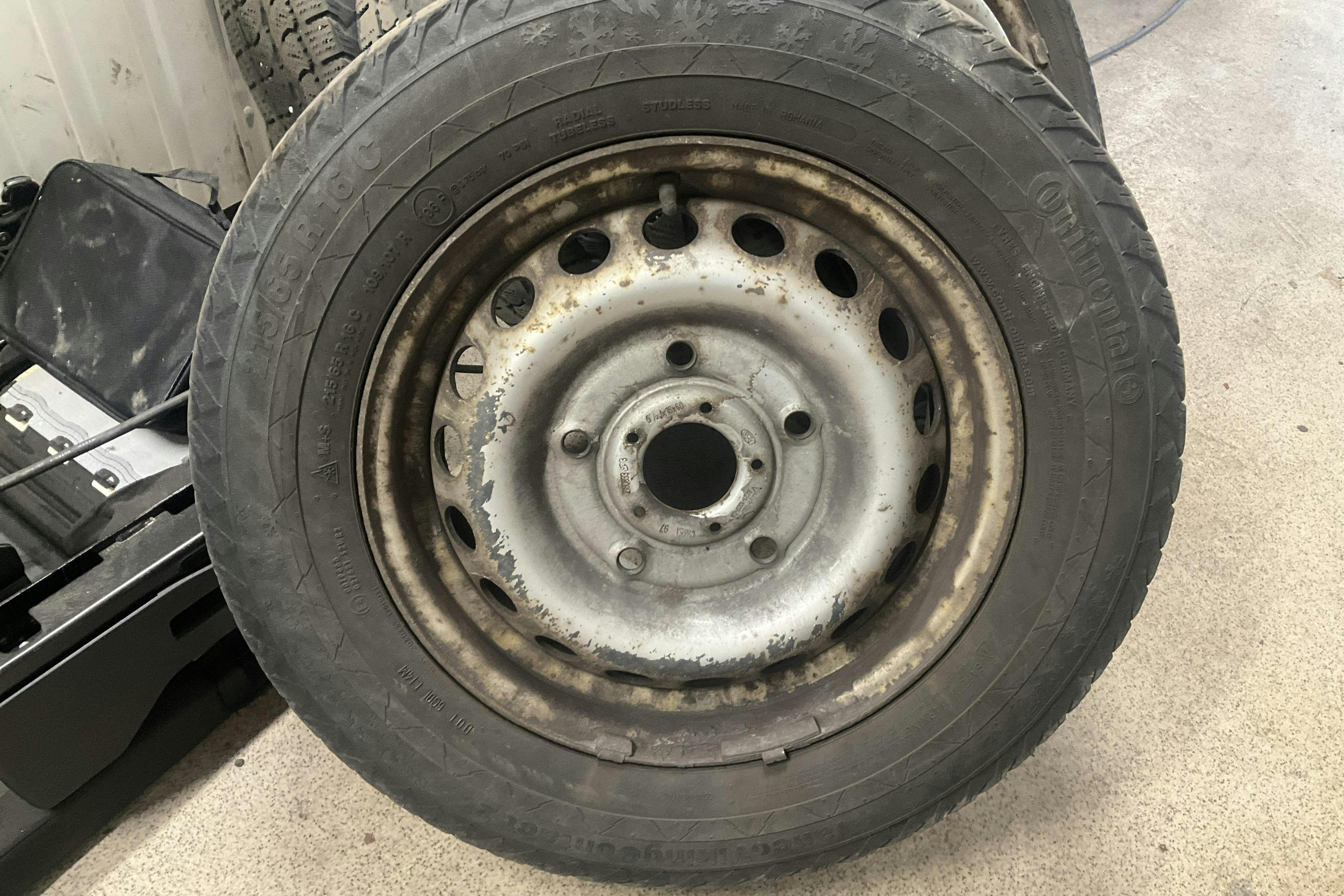 Vehicle Image 12