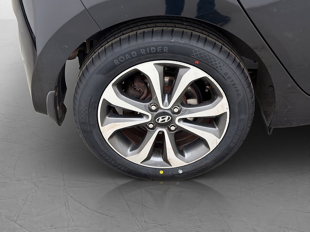 Vehicle Image 25
