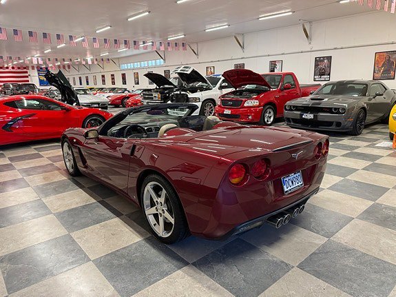 Vehicle Image 12