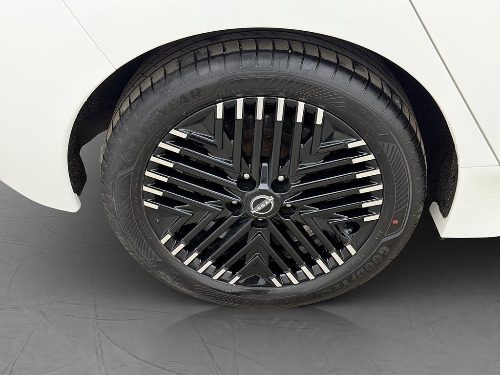 Vehicle Image 25