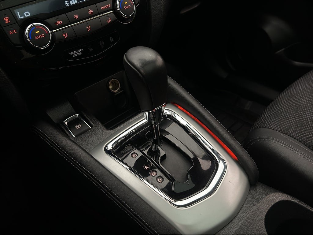 Vehicle Image 25