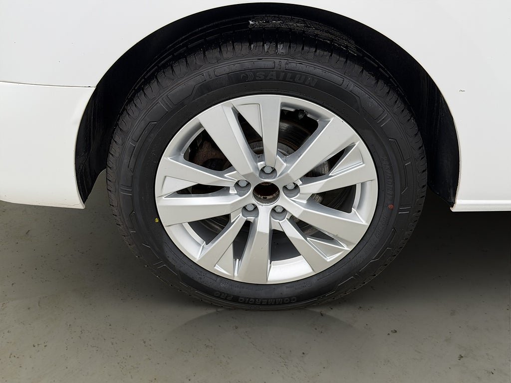 Vehicle Image 25