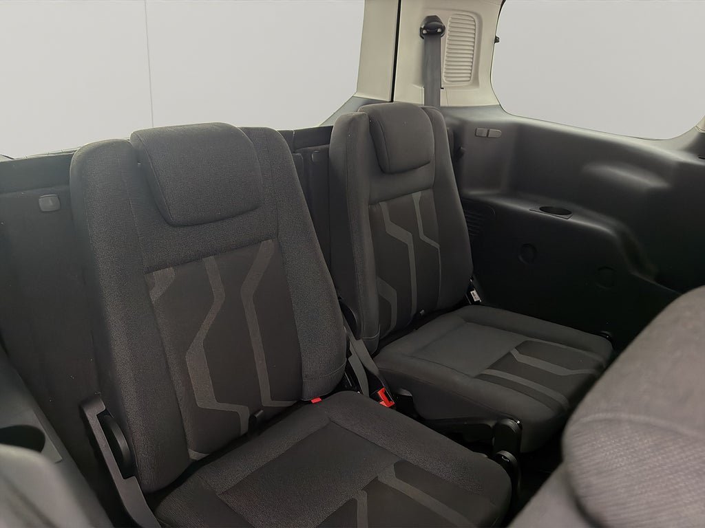 Vehicle Image 25