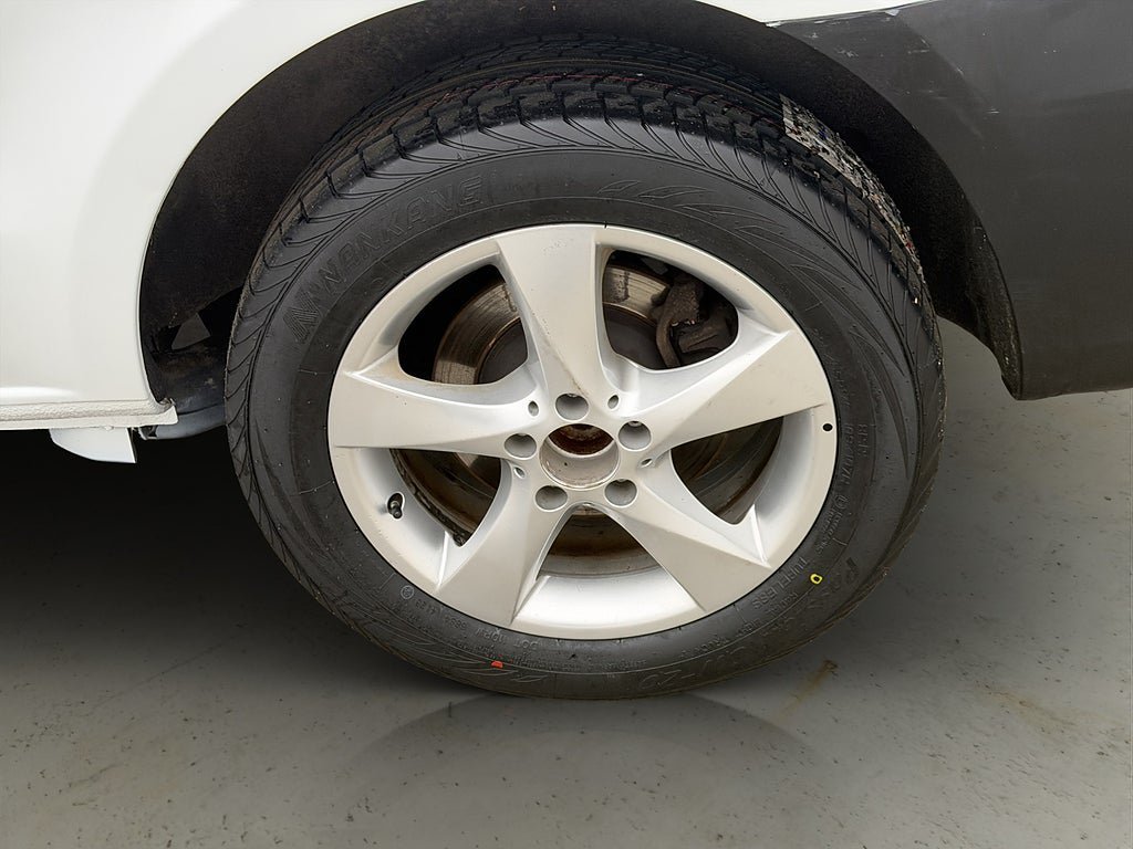 Vehicle Image 25