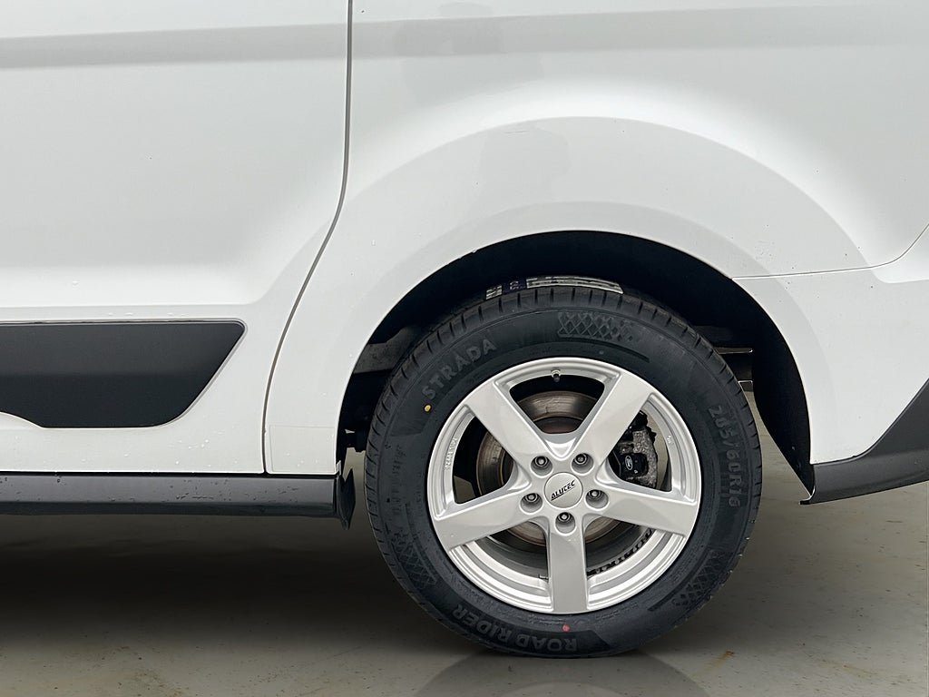 Vehicle Image 25