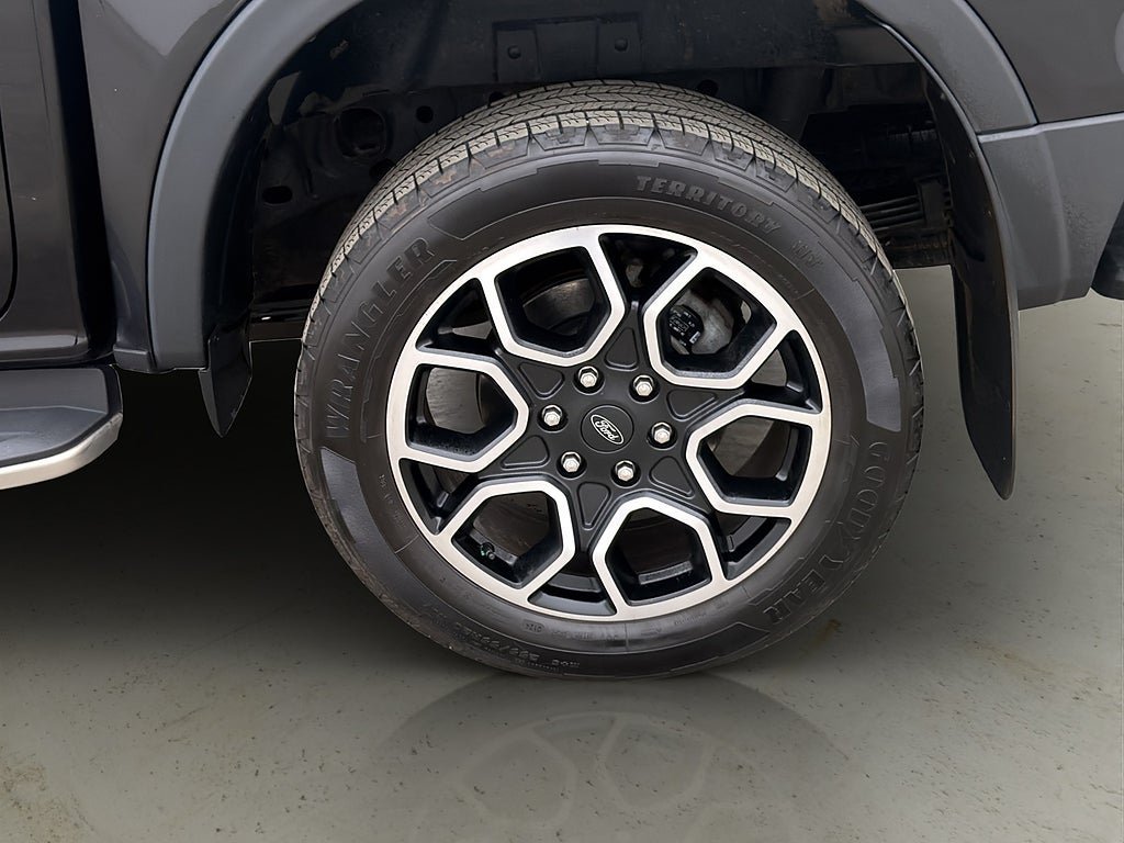 Vehicle Image 32