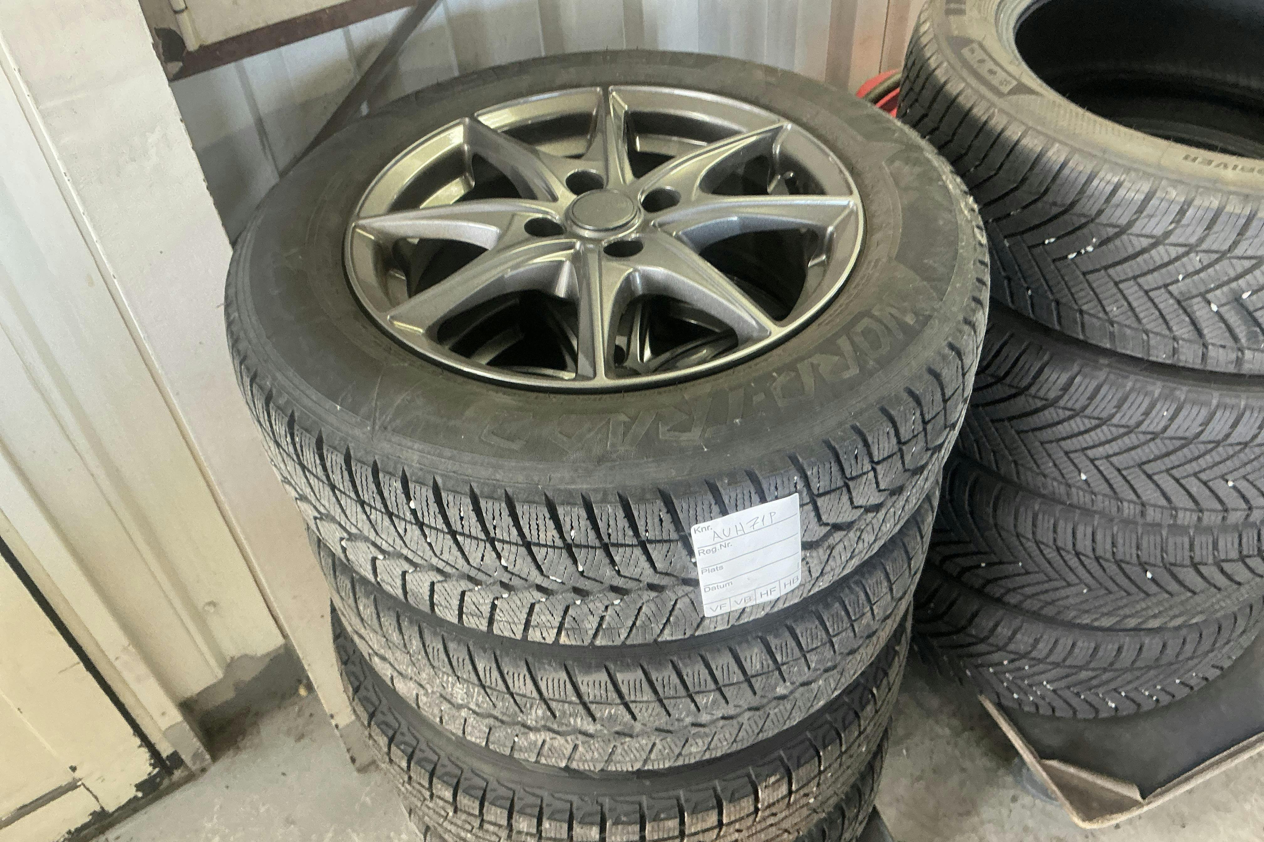 Vehicle Image 12