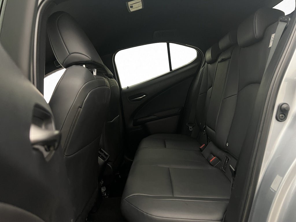 Vehicle Image 25
