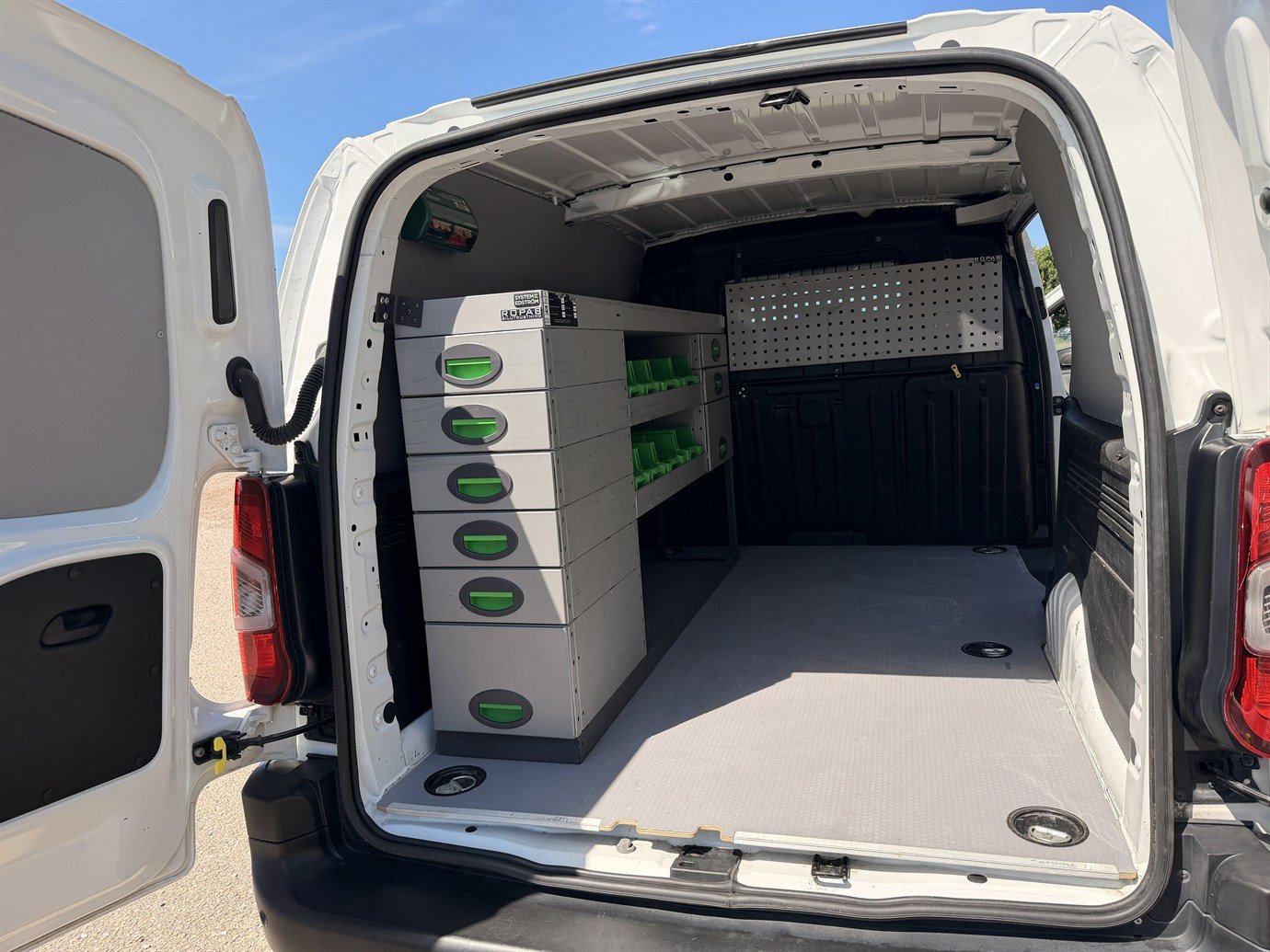 Vehicle Image 9