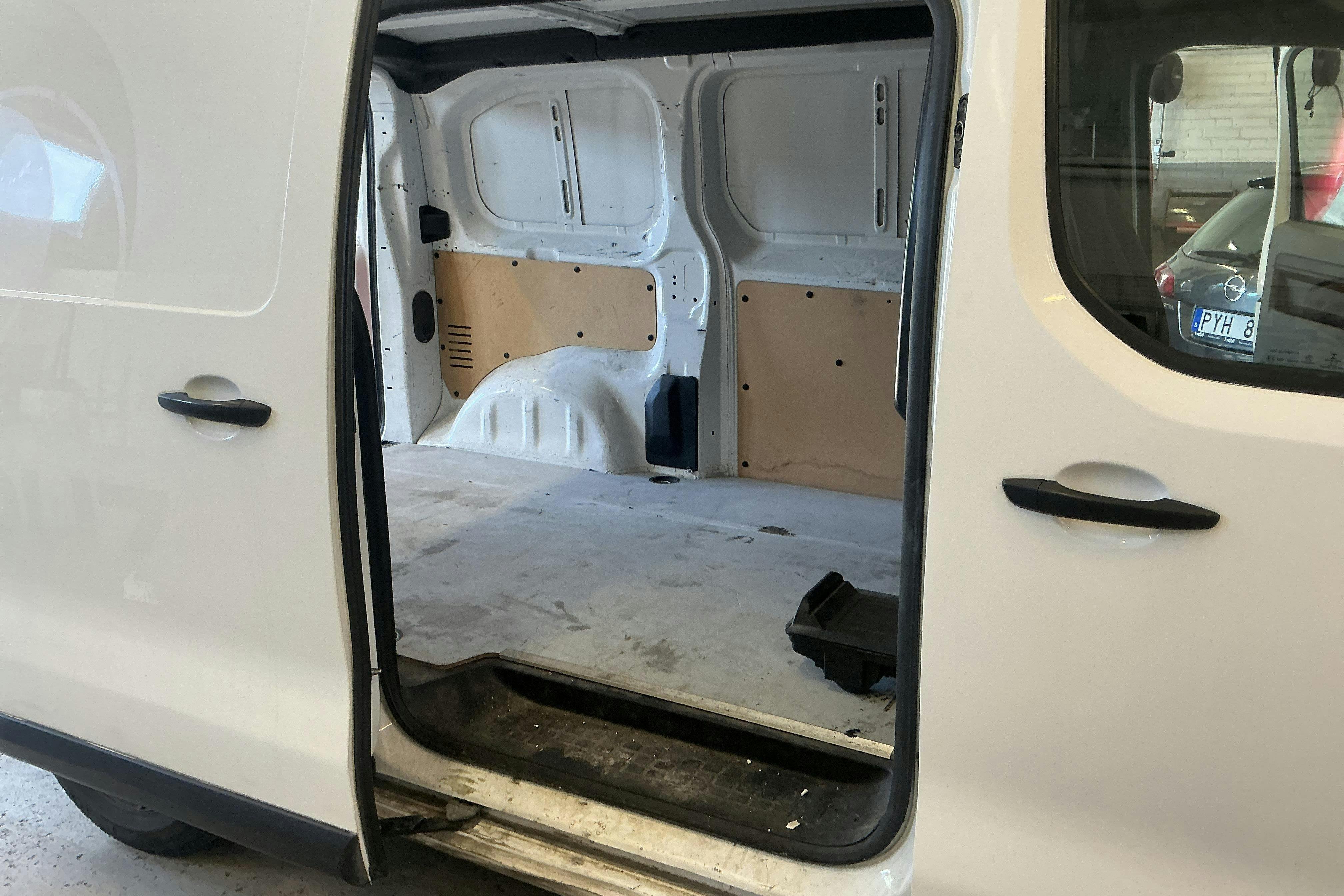 Vehicle Image 9