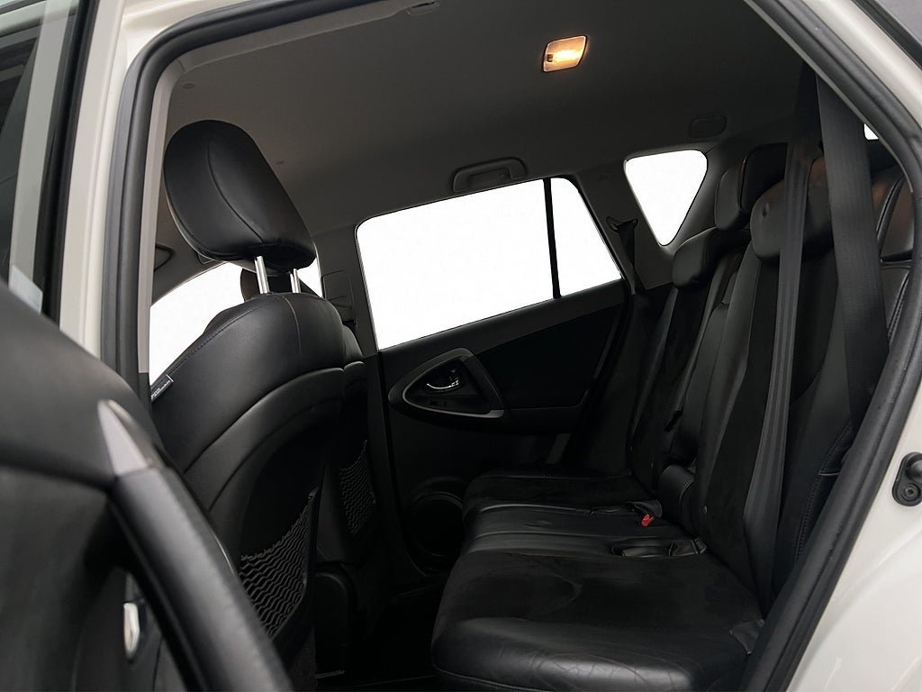 Vehicle Image 25