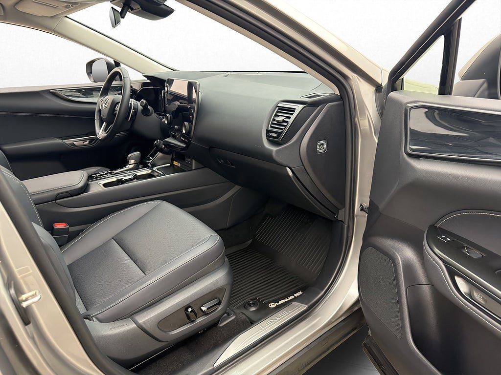 Vehicle Image 25