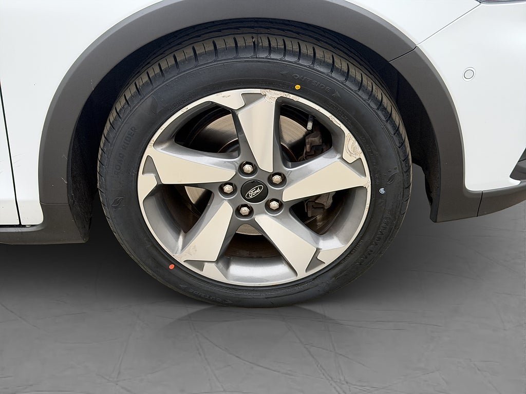 Vehicle Image 25