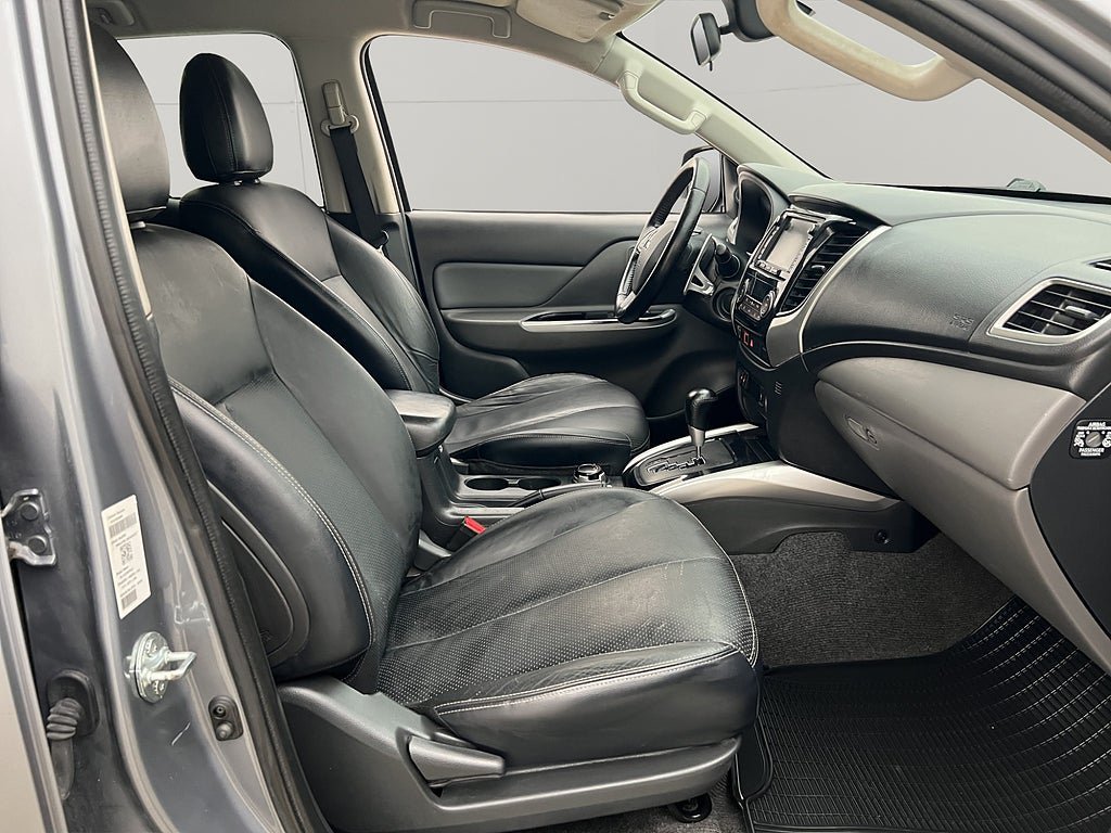 Vehicle Image 25