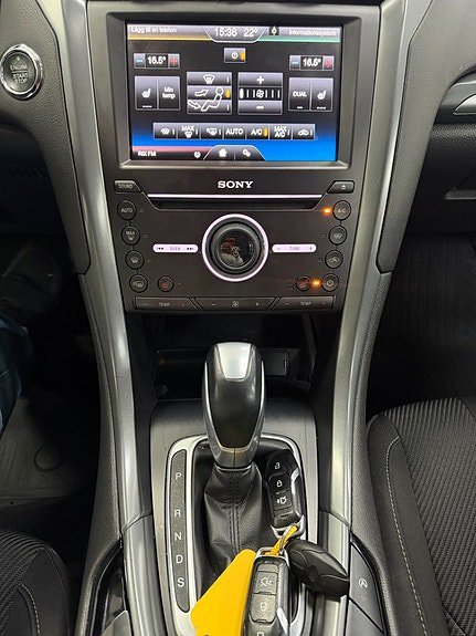 Vehicle Image 9