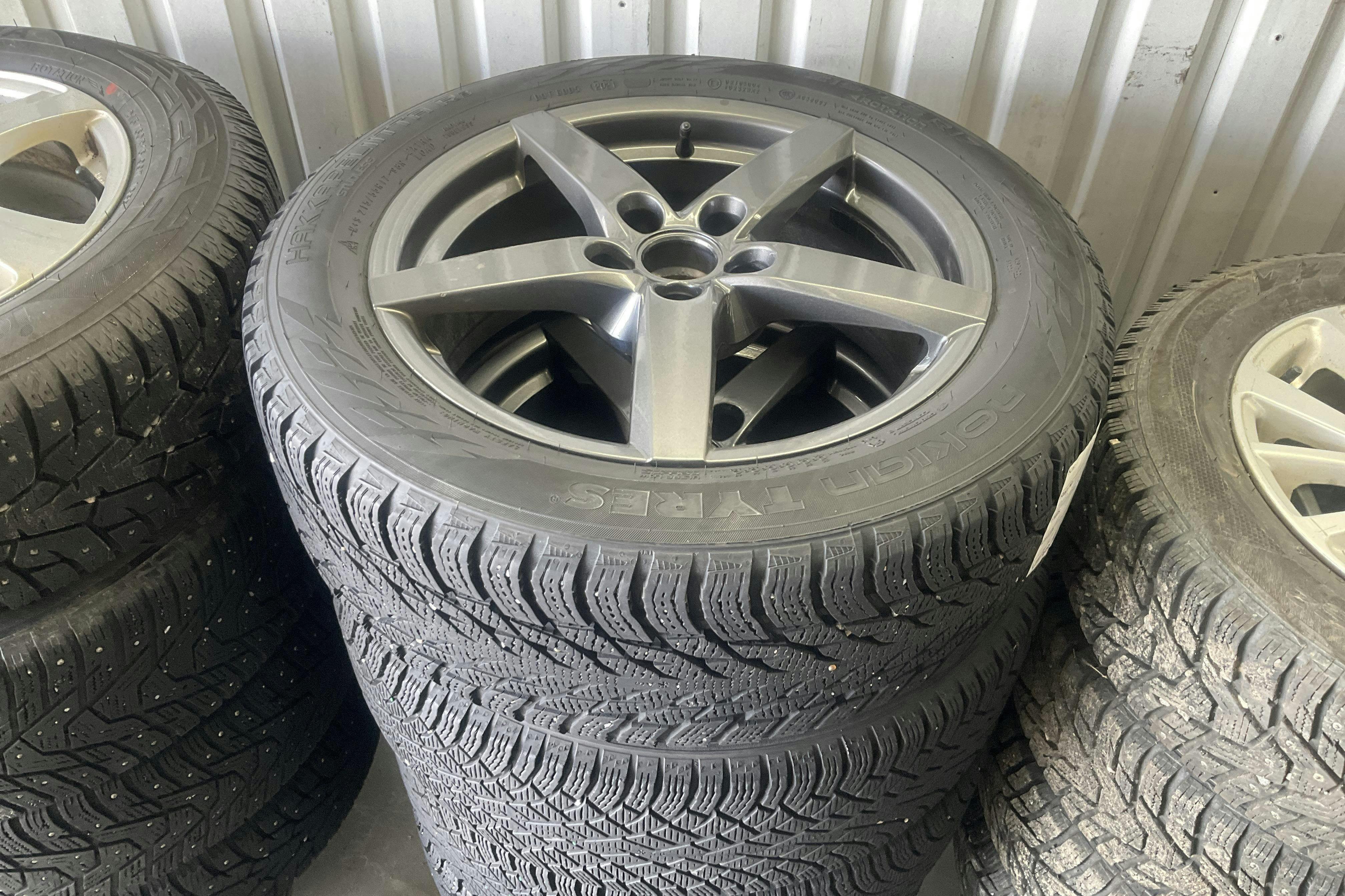 Vehicle Image 12