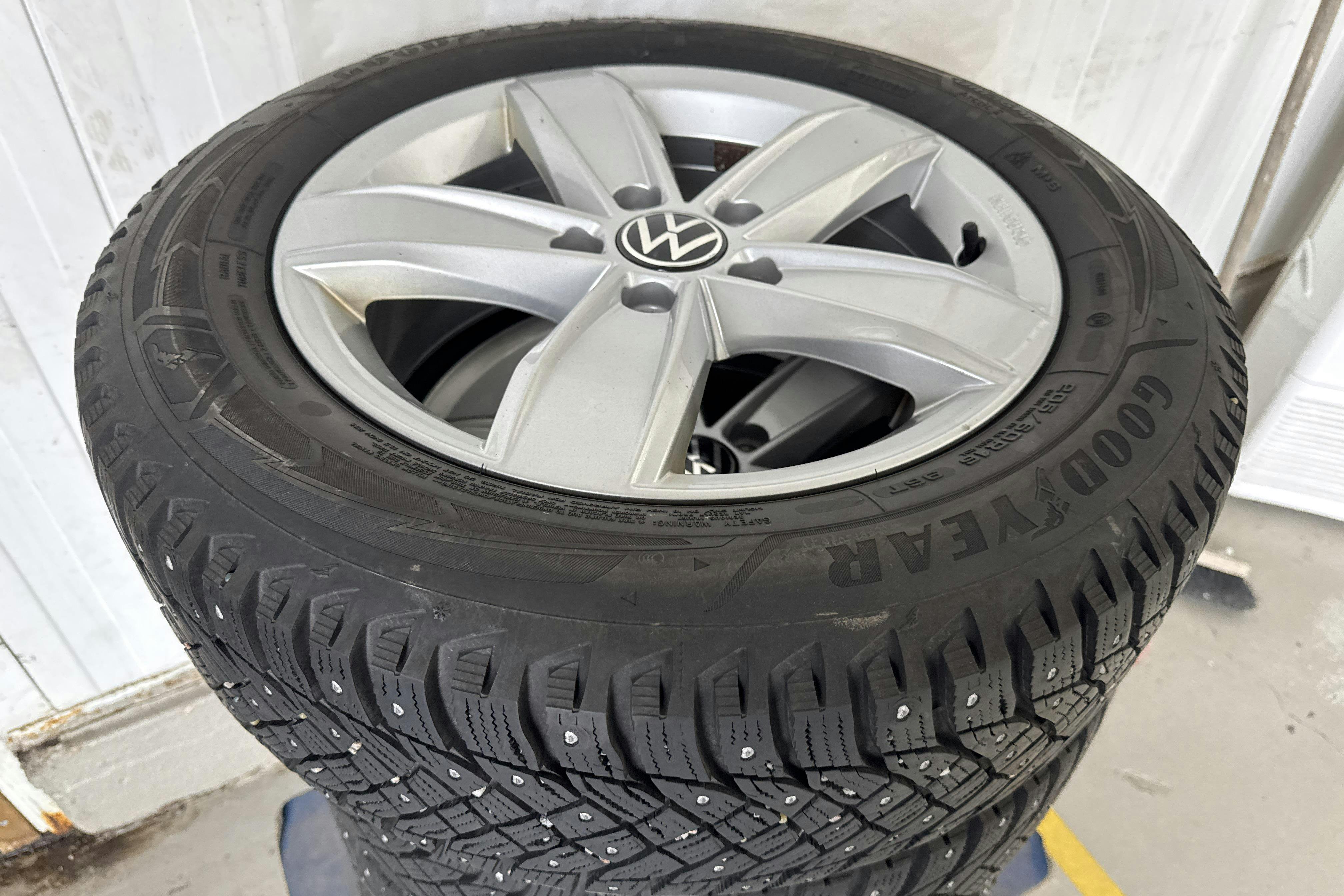 Vehicle Image 16