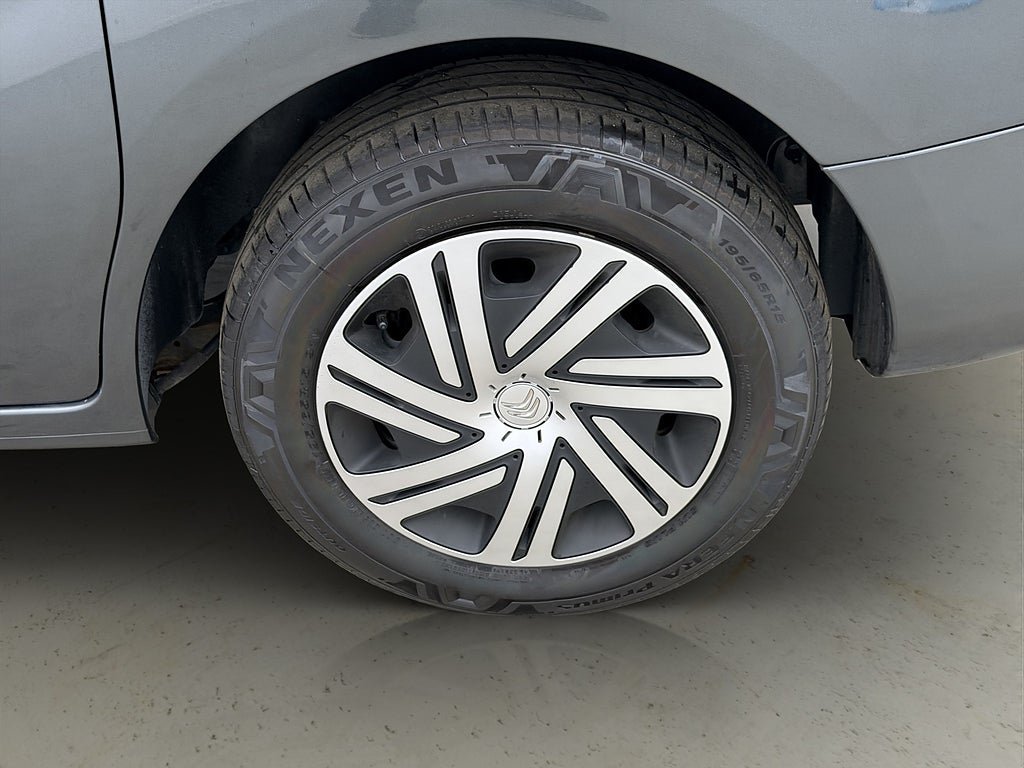 Vehicle Image 25