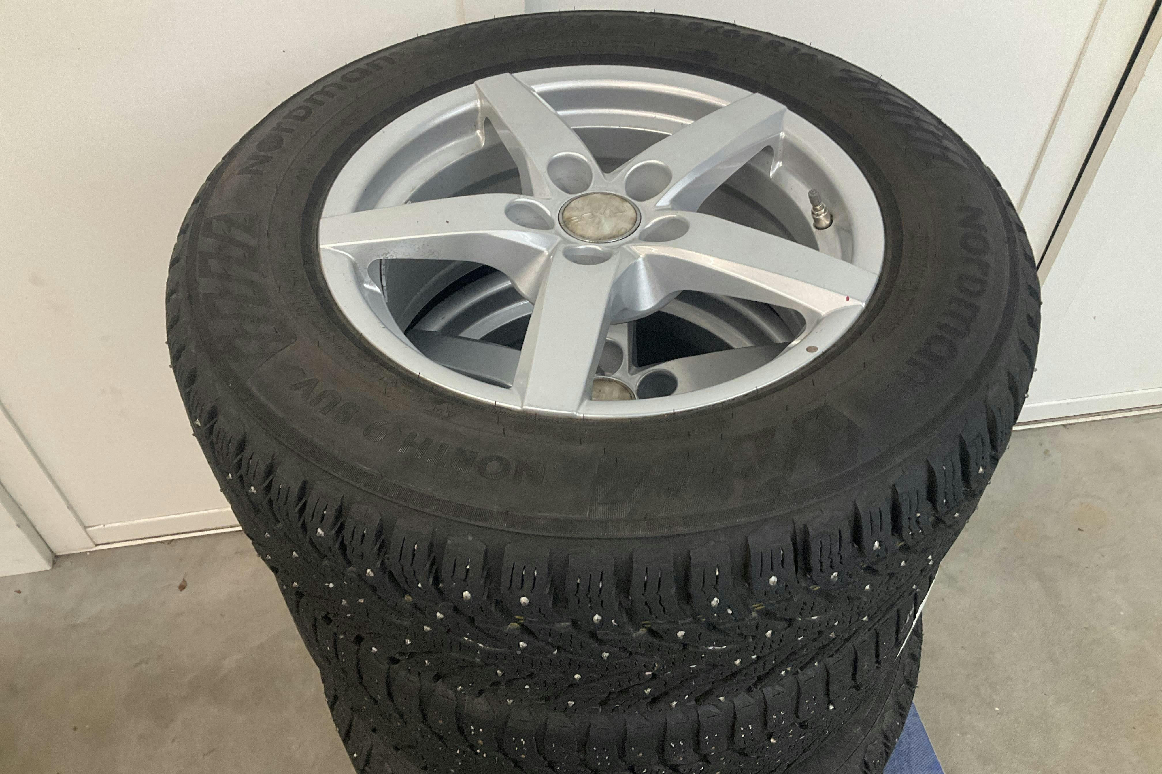 Vehicle Image 12