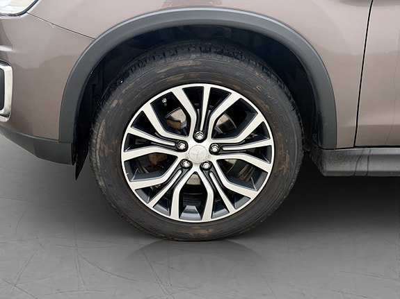 Vehicle Image 25