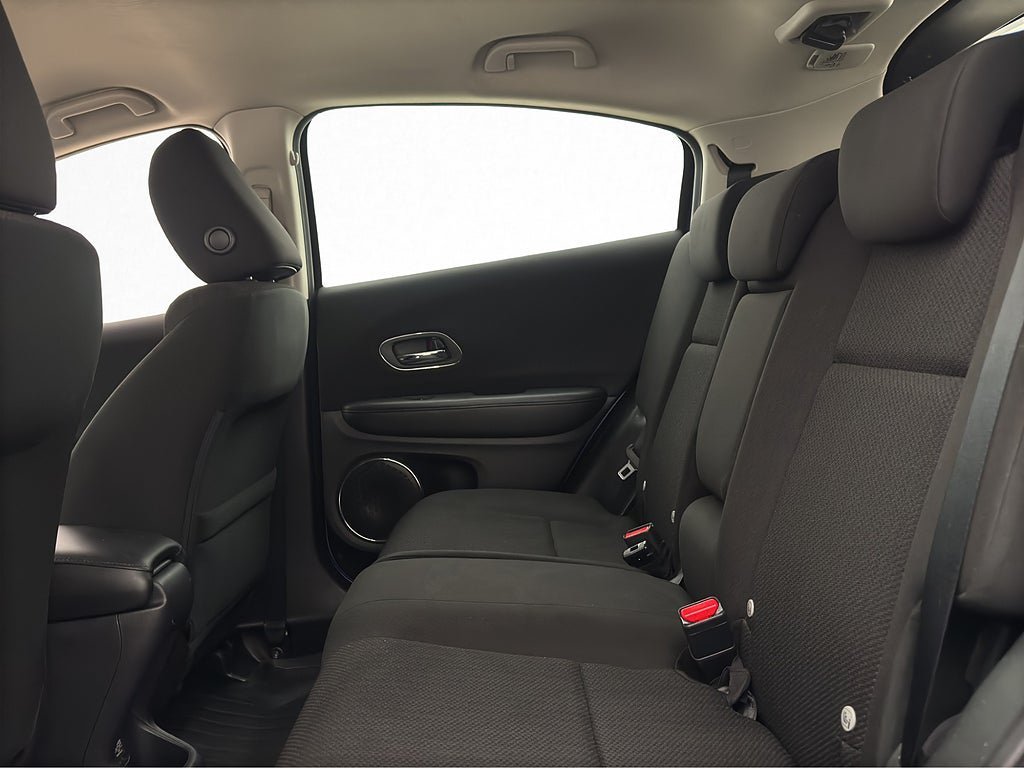 Vehicle Image 25