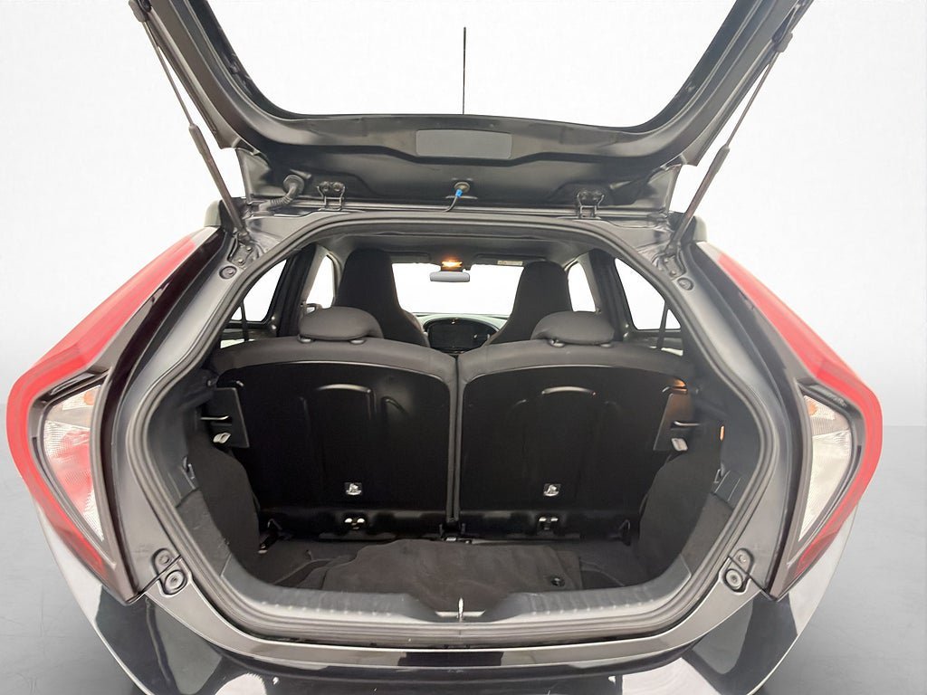 Vehicle Image 16