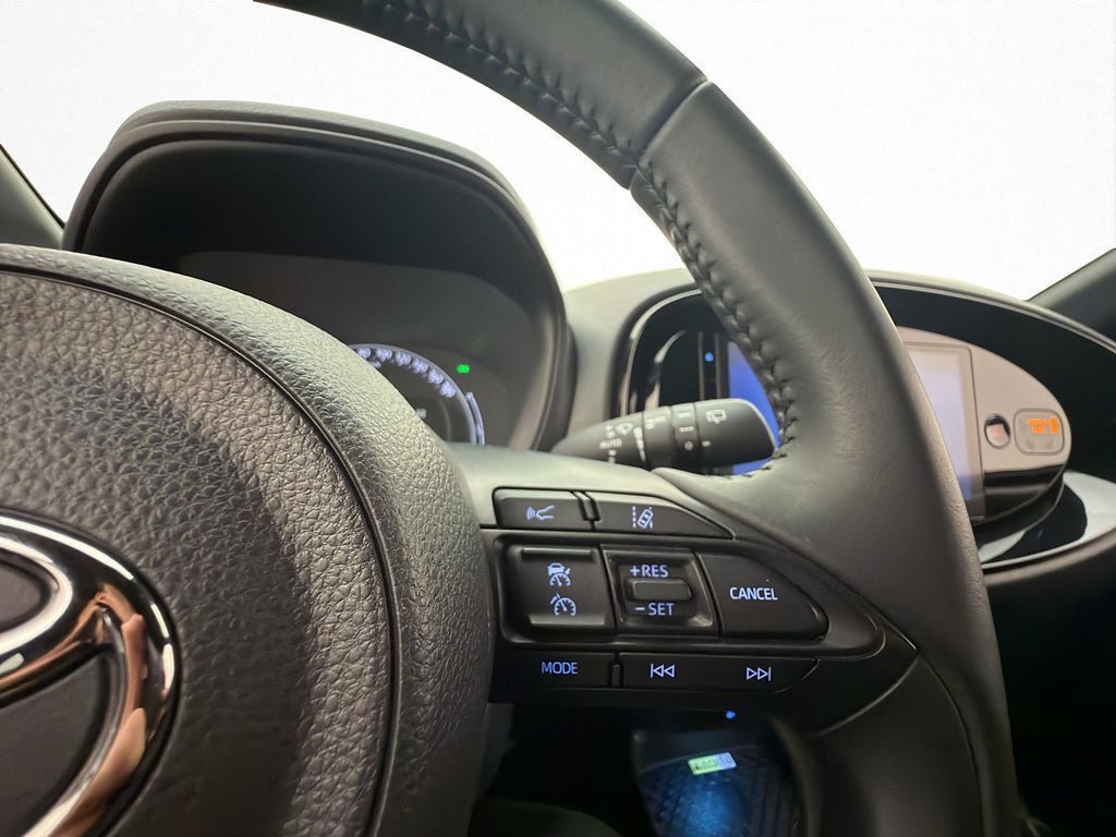 Vehicle Image 23