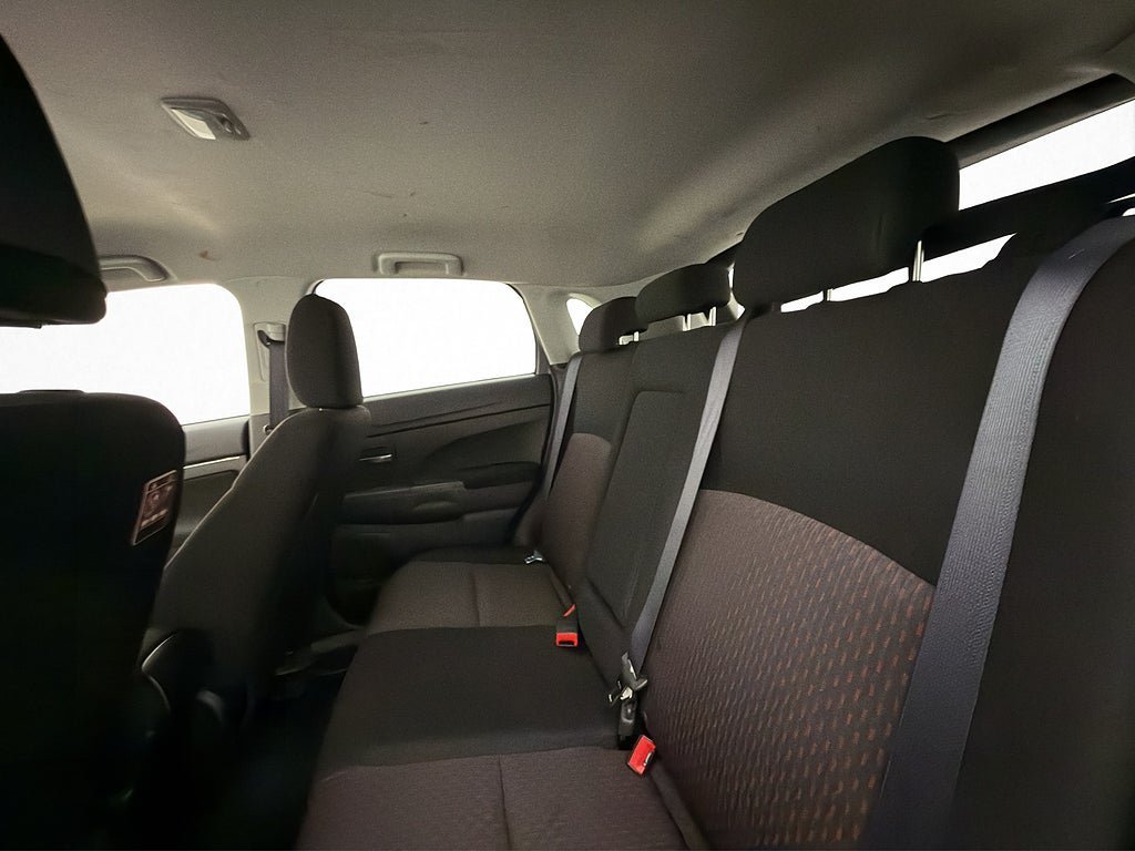 Vehicle Image 25