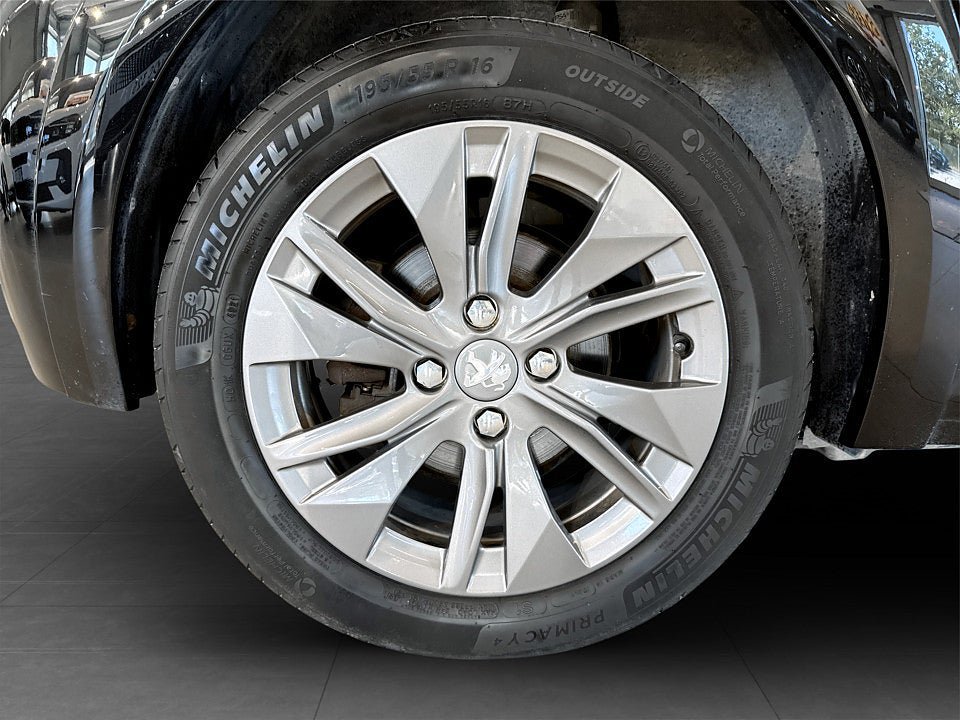 Vehicle Image 16