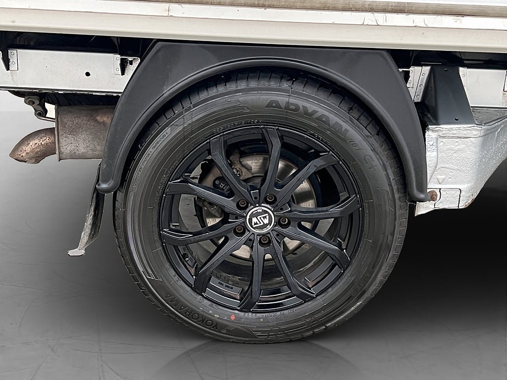 Vehicle Image 32