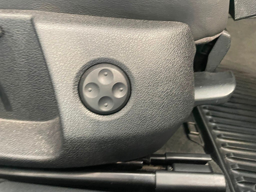 Vehicle Image 25