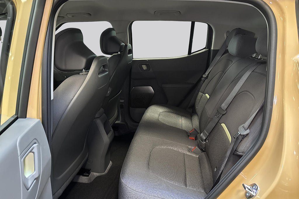 Vehicle Image 16