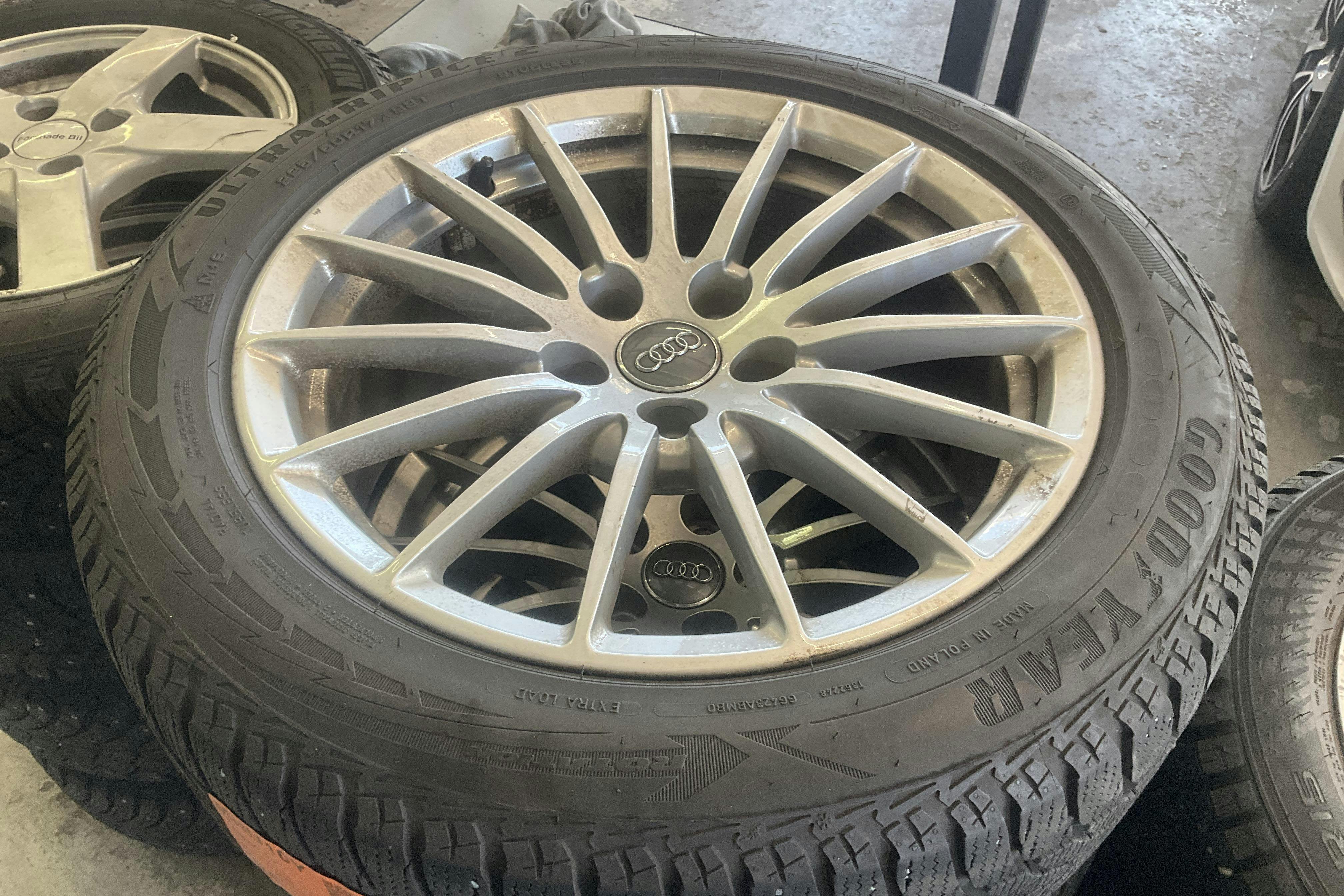 Vehicle Image 12