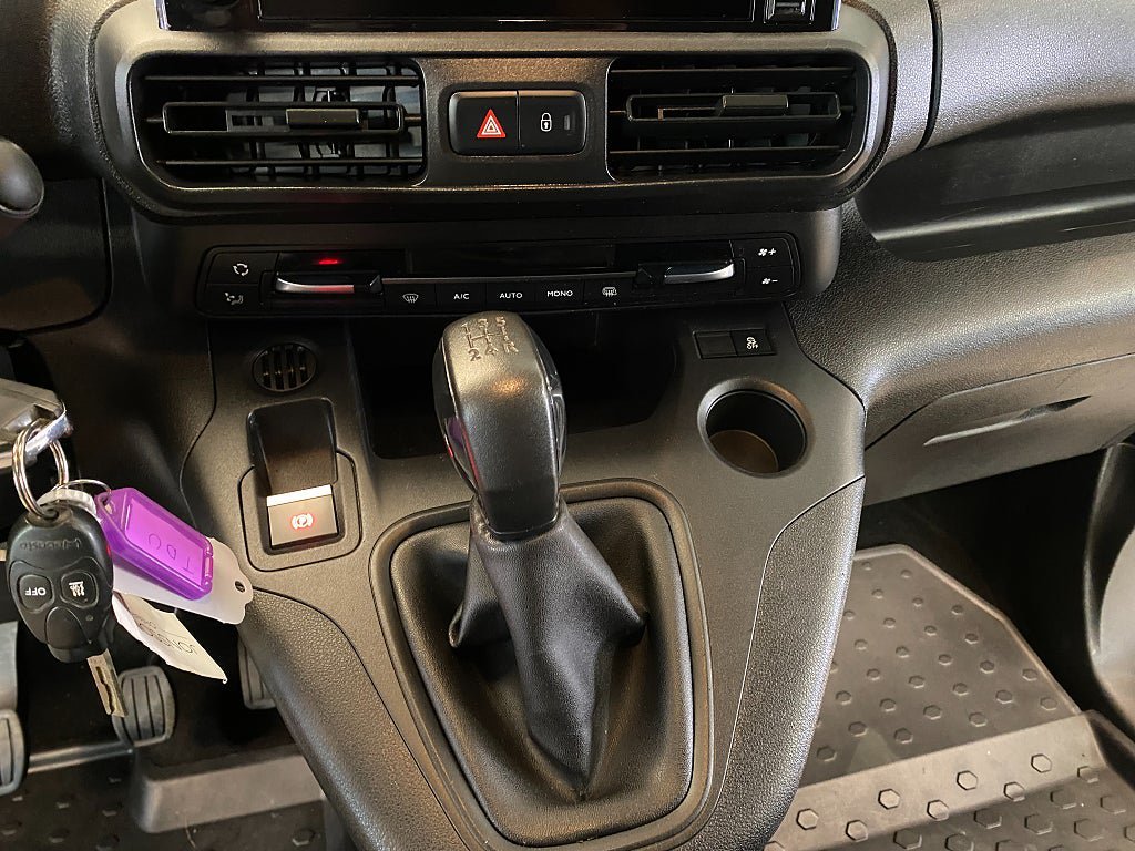 Vehicle Image 32