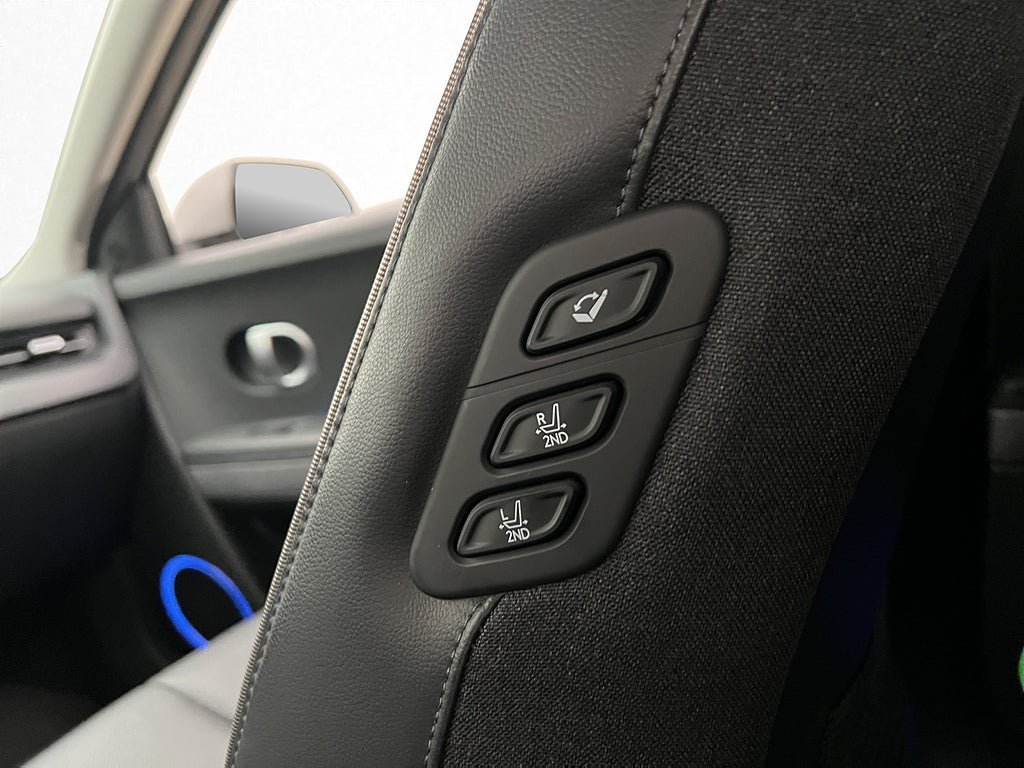 Vehicle Image 32