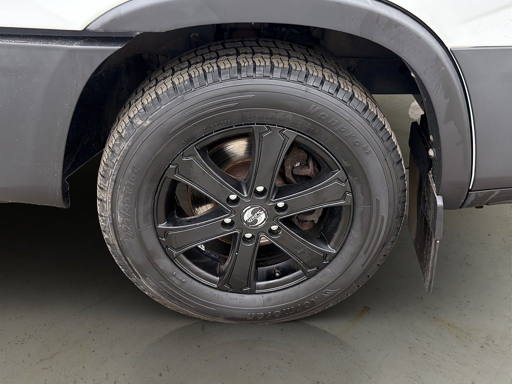 Vehicle Image 25