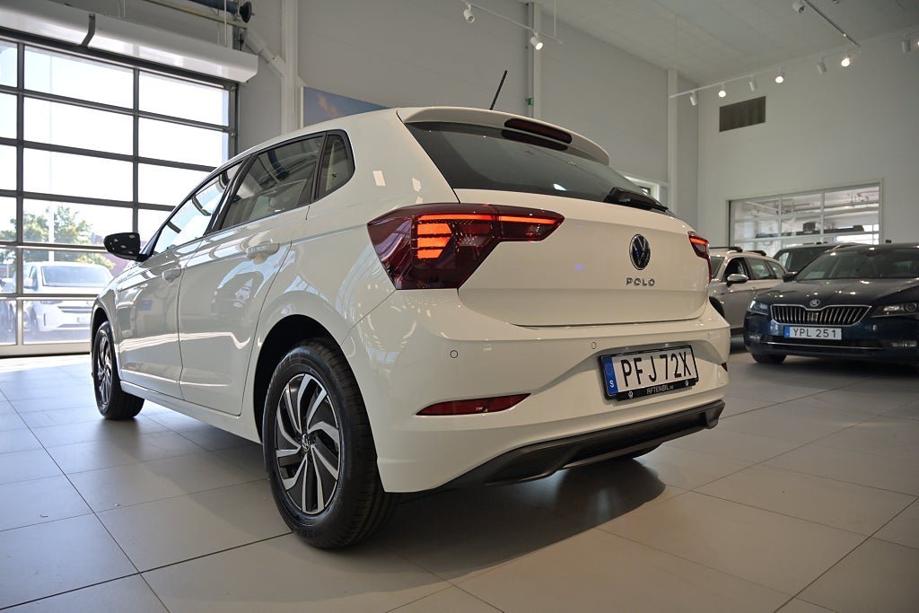 Vehicle Image 8